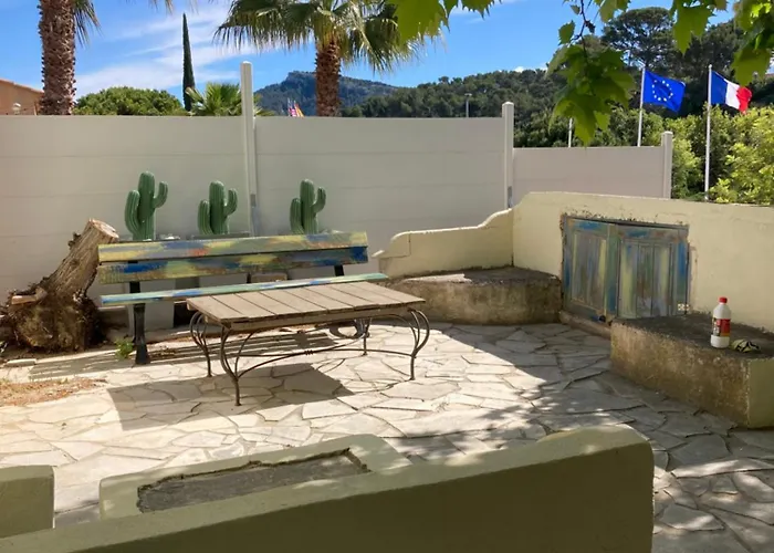 Maisonnette Avec Terrasse Et Patio à * Cassis