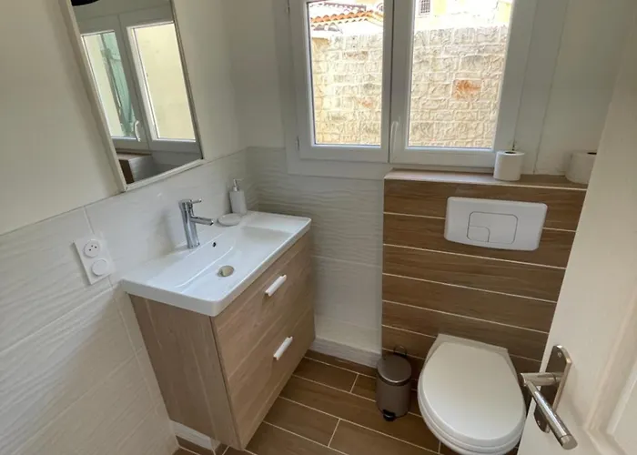 Maisonnette Avec Terrasse Et Patio à * Cassis